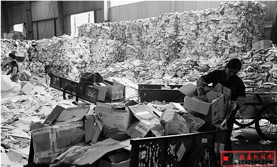 快递“狂欢”背后环保负担重 如何走出包装垃圾困境？